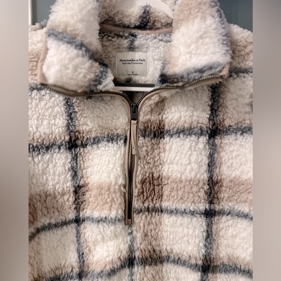 Abercrombie & Fitch Sherpa Half-Zip Elevated Trim Sweatshirt - Picture 5 of 9